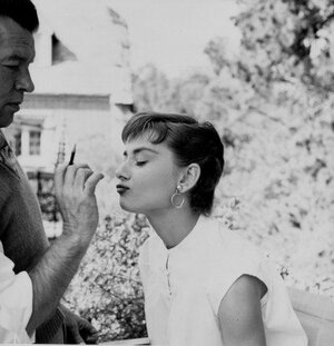 lg_5672051_Audrey_Hepburn_make_up_1953.jpg