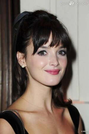 474846-charlotte-le-bon-arrive-a-la-soiree-637x0-3.jpg