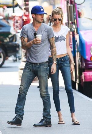 Adam+Levine+Behati+Prinsloo+Apartment+Hunting+QXeX3672Oxwl.jpg