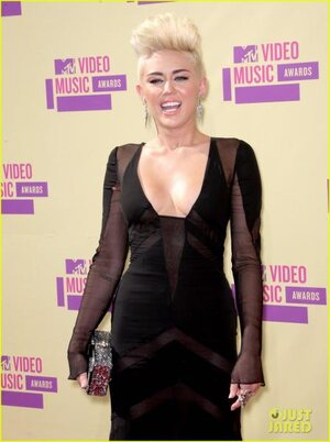 miley-cyrus-mtv-vmas-red-carpet-01.jpg