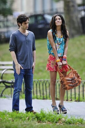 on-set-gossip-girl-season-4-07-27-10-dan-and-vanessa-14233730-1707-2560.jpg